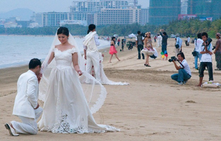 Illustration for article titled The Serious Business Of Chinese Wedding Portraits